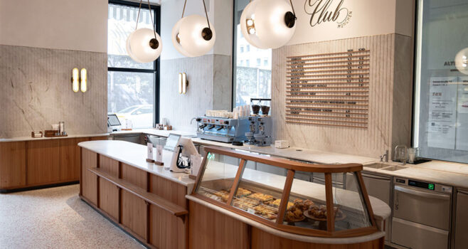 Mit dem neuen Dallmayr Coffee Club hat das Münchner Traditionshaus am 18. Oktober einen weiteren Baustein seiner Markenwelt eröffnet – und damit einen Treffpunkt geschaffen, der Kaffee-Kompetenz, Lifestyle und To-go-Kultur vereint.