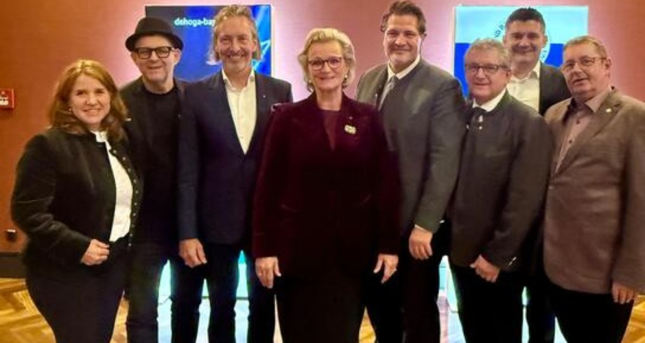 Das Präsidium des DEHOGA Bayern (v.l.): Fachbereichsvorsitzende Gastronomie Michaela Schmitz-Guggenbichler, Schriftführer Ralf Barthelmes, 1. Vizepräsident Thomas Förster, Präsidentin Angela Inselkammer, Landesgeschäftsführer Dr. Thomas Geppert, Vizepräsident Andreas Brunner, Schatzmeister Christopher Riemensperger sowie Fachbereichsvorsitzender Hotellerie Stefan Wild