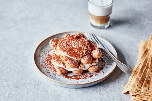 Mit der Schlagcreme von Flora Professional lassen sich Desserts wie Tiramisu einfach zubereiten.