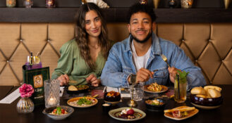 Das niederländische Erfolgskonzept Zusje kommt nach Deutschland: Mitte Februar eröffnet das Erlebnisrestaurant mitten auf dem Aachener Markt. Gäste dürfen sich auf mehr als 70 frisch zubereitete, Tapas-artige Gerichte und ein stilvolles Ambiente freuen.