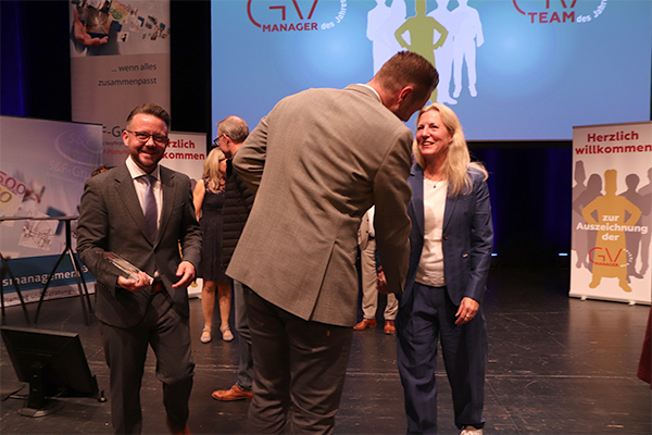 ...gratuliert, ...