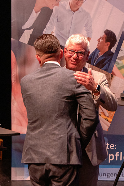 Laudator Claus Konrad gratuliert Preisträger Tobias Grau