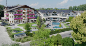 Idyllisch gelegen und mit großem Außenpool: das Vier-Sterne-Hotel Grünauerhof im österreichischen Wals bei Salzburg.