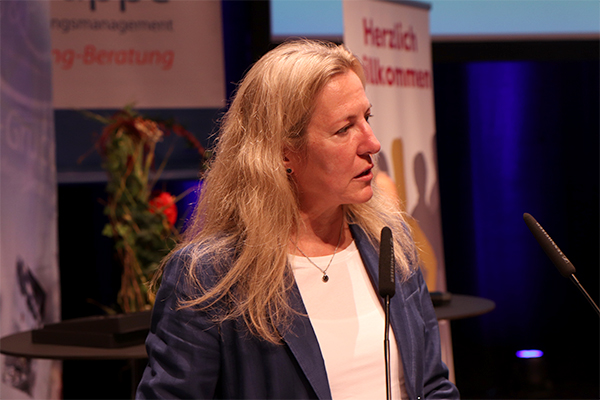 Gudrun Hartmann, bereits doppelte Preisträgerin als GV-Managerin und mit Ihrem Team, hielt die Laudatio auf Christian Brogle.