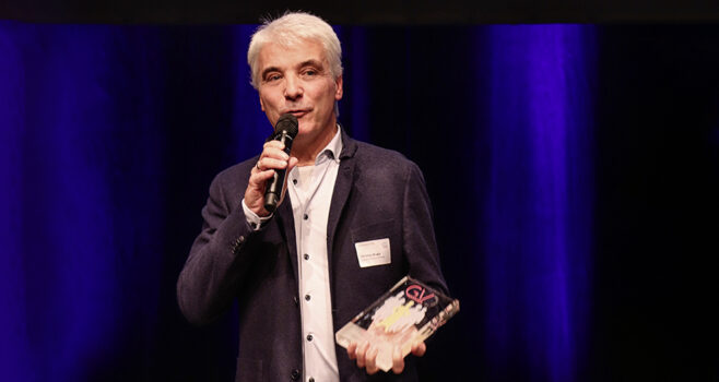 Christian Brogle, GV-Manager des Jahres 2025, bei seinen Dankesworten auf der Bühne.