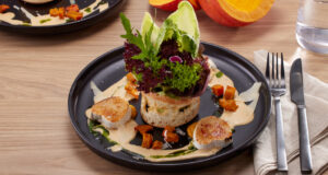 Rezeptbild zu einem winterlichen Salat, raffiniert angerichtet, nach einem Rezept und mit Produkten von Hügli. Das Rezept findet sich in der Printausgabe GVMANAGER 10/2025.