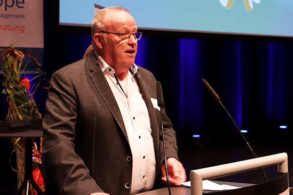 Horst M. Kafurke, ehemaliger Preisträger, hielt die Laudatio auf das GV-Team.
