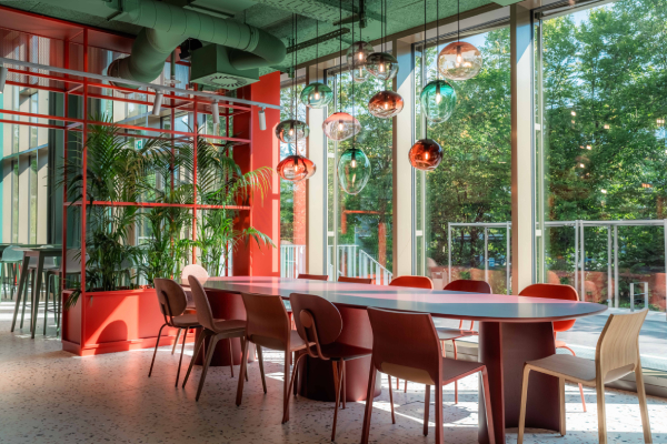 Wer ins Hungry Heads kommt, tritt in eine eigene Welt ein. Verschiedene Lichtsituationen – von tageslichtdurchfluteten Bereichen bis zu gedimmten Zonen – schaffen Vielfalt und laden jeden Gast ein, seinen persönlichen Wohlfühlort zu finden. 