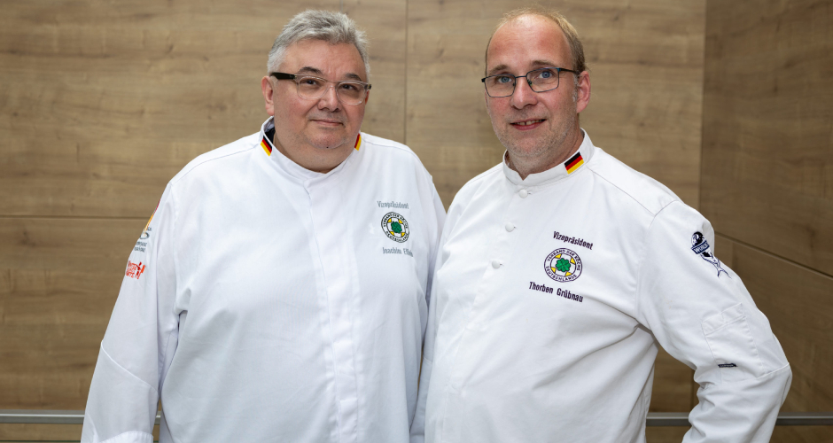 Im Rahmen der Mitgliederversammlung 2025 begrüßte der VKD (Verband der Köche Deutschlands) Joachim Elflein (l.) und Thorben Grübnau (r.) als neues, zweiköpfiges Präsidium.