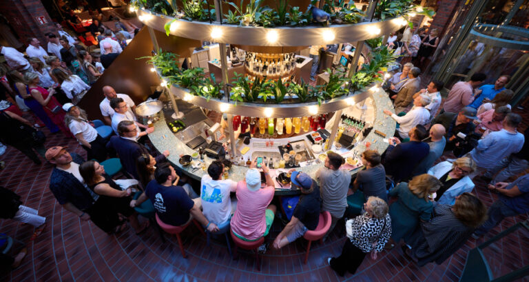 Die Bar des Le big TamTam in Hamburg von Tim Plasse hat wieder eröffnet und lädt Gäste zum Verweilen ein.
