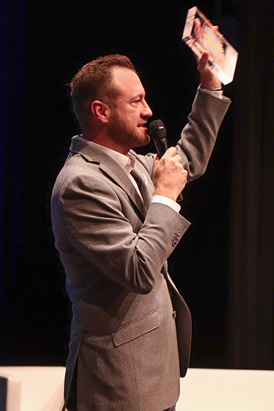 Stefan Lehmann reckt "seinen" GV-Manager des Jahres Award 2025 in die Höhe