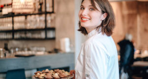 „Wir träumen von einem Ort, der Genuss, Kultur und Gemeinschaft vereint." – mit dieser Vision plant Marie Bockstaller, gebürtige Französin und Gründerin des neuen Bistros und Feinkostladens „Chez Madlen“, ein besonderes Frankreich-Erlebnis in der Wiesbadener Neugasse.