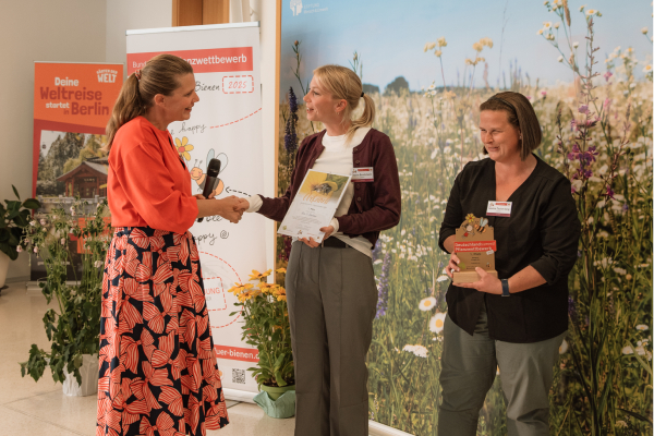 Deutschland summt: Wettbewerbsleiterin Julia Sander (l.) gratuliert zum 1. Platz in der Kategorie Kita-Gรคrten. (Quelle: Rasele-Photography)
