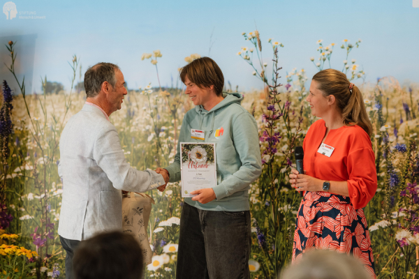 Stiftungsleiter Cornelis Hemmer (l.) gratuliert zu einem 3. Platz in der Kategorie Schulgรคrten. (Quelle: Rasele-
Photography)