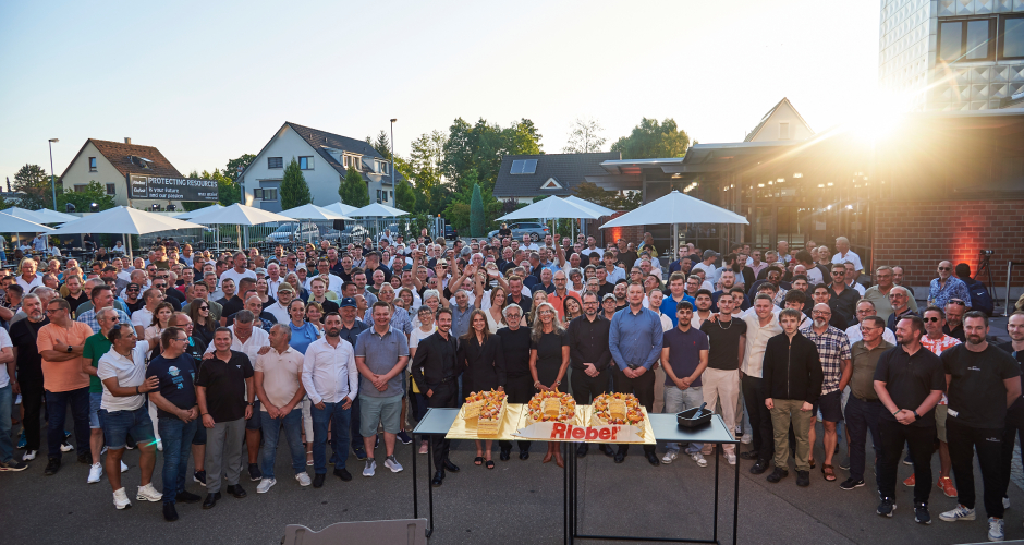Ein starkes Team, das Rieber seit Jahrzehnten mitträgt und gestaltet: Die rund 500 Mitarbeitenden standen beim Jubiläum zu 100 Jahre Rieber ganz im Mittelpunkt.