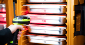 Lasergravierte QR-Codes individualisieren jeden GN-Behälter und ermöglichen ein revisionssicheres, digitales Tracking mit Rieber Check Trace. Ergänzend sorgen gelaserte Logos für eindeutige Kennzeichnung und professionelles Branding.