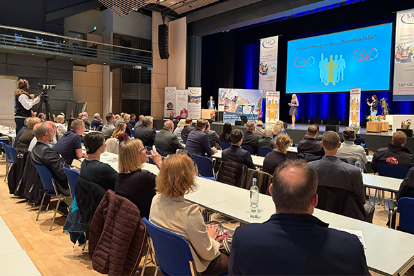 Der Saal war bis zum letzten Platz besetzt.