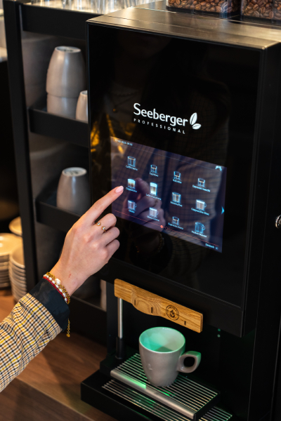 Die robuste Technik und die einfache Bedienung der neuen Maschinen SP-A Pure und SP-A Pure Plus garantieren perfekte Kaffeegetränke auf Knopfdruck. (Quelle: Seeberger Professional)