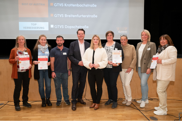 Anlässlich der Aktionstage „Nix übrig für Verschwendung“ wurden von Vizebürgermeisterin Bettina Emmerling (M.) und Umweltstadtrat Jürgen Czernohorszky (4. v.l.) Teilnahmeplaketten an 30 neue Schulstandorte überreicht, die seit diesem Jahr neu im Programm mitmachen.