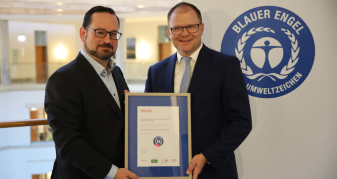 Als bundesweit erste Institution ist die Deutsche Bundesstiftung Umwelt (DBU) mit Sitz in Osnabrück auf dem besten Weg, das Umwelt-Gütesiegel „Blauer Engel“ für Veranstaltungen zu erhalten – für den Festakt zur Verleihung des Deutschen Umweltpreises am 26. Oktober in Chemnitz. Phase I ist seitens der DBU bestanden. Bundesumweltminister Carsten Schneider (rechts) überreichte DBU-Generalsekretär Alexander Bonde (links) das entsprechende Zertifikat.
