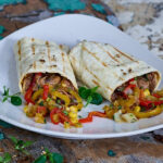 Den mexikanischen Klassiker Burritos füllt Unilever Food Solutions für diese Rezeptidee mit Rindfleisch und einer süß-sauren Salsa.