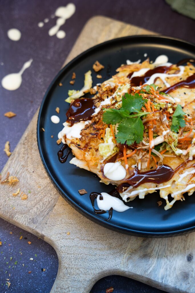 Süßkartoffel-Pfannkuchen mit asiatischer BBQ-Sauce, Edamame & Chinakohl – ein Gericht der Aktionswoche Spice it up der Compass Group.