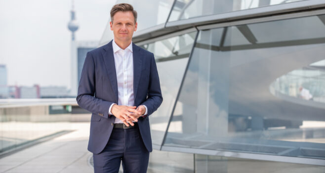 „Die Diskussion über das Stadtbild ist wichtig, greift aber zu kurz, wenn man die Rolle der Begegnungsorte nicht mitdenkt“, sagt DZG-Vorstandssprecher Dr. Marcel Klinge, deshalb schlägt die DZG Friedrich Merz einen Gastwelt-Gipfel vor.