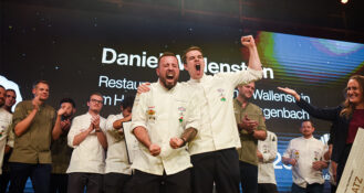 Daniel Wallenstein ist Koch des Jahres 2025 – und begeistert die Branche mit einem herausragend durchdachten Drei-Gänge-Menü. Im spektakulären Jubiläumsfinale in der Grand Hall Zollverein setzte er sich gegen sechs weitere Spitzenköche durch und überzeugte eine Jury mit insgesamt 25 Michelin-Sternen.