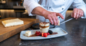 Mit nur wenigen Handgriffen lässt sich mit den Süßspeisen von Dolce ein individuelles Dessert in der Profiküche zubereiten.