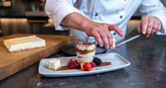 Mit nur wenigen Handgriffen lässt sich mit den Süßspeisen von Dolce ein individuelles Dessert in der Profiküche zubereiten.