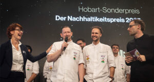 Zum vierten Mal war Hobart als Sponsor bei „Koch des Jahres“ dabei. Sieben Finalisten durften ihr Können unter Beweis stellen und gleichzeitig um den Sonderpreis kämpfen: eine nagelneue Untertischspülmaschine mit dem innovativen Besteck Premium Feature.