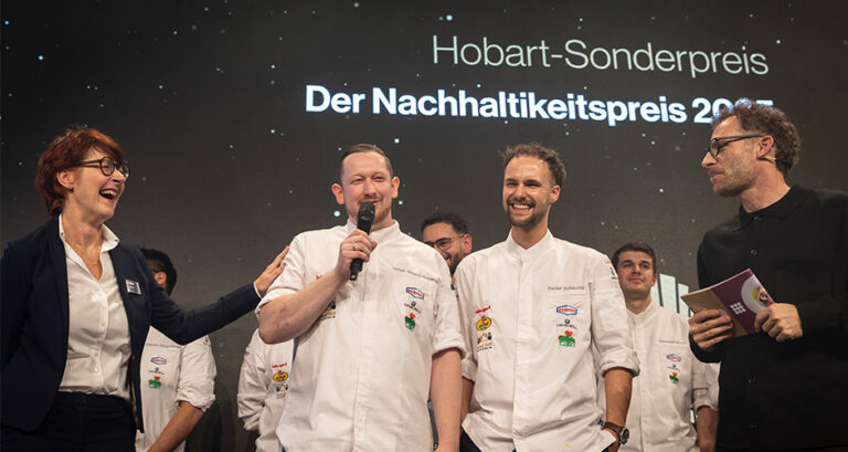 Zum vierten Mal war Hobart als Sponsor bei „Koch des Jahres“ dabei. Sieben Finalisten durften ihr Können unter Beweis stellen und gleichzeitig um den Sonderpreis kämpfen: eine nagelneue Untertischspülmaschine mit dem innovativen Besteck Premium Feature.