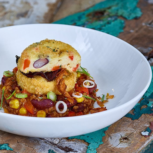 Unilever Food Solutions kombiniert den mexikanischen Klassiker Chili con Carne mit einem Kartoffelkuchen, sodass ein neues Gericht abseits der typischen Eintopfs entsteht.