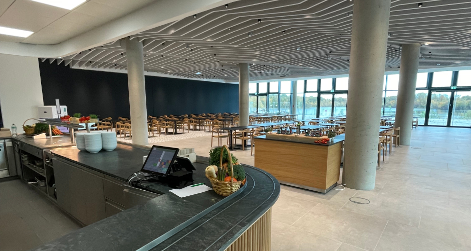 Mit der Cantinetta betreibt Klüh ab sofort einen Gastronomiebereich auf dem EUREF-Campus Düsseldorf. Ein weiteres Bistro soll 2026 folgen.