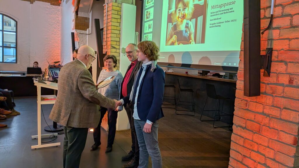 Dr. Michael Polster gratuliert den Preisträgern des Goldenen Tellers 2025.