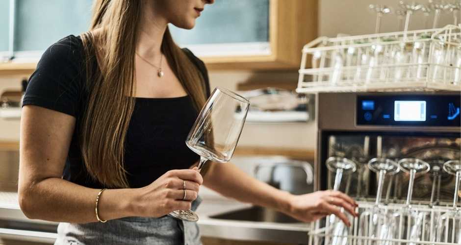 Professionelle Gläserspülmaschinen von Meiko bieten einen entscheidenden hygienischen Vorteil beim Gläserspülen.