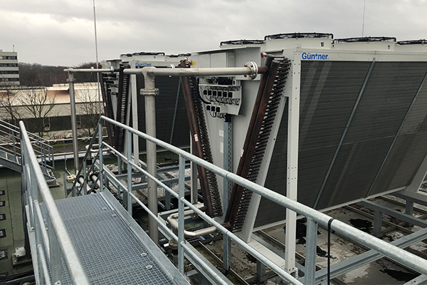 Die Kälte wird extern auf dem Dach produziert.