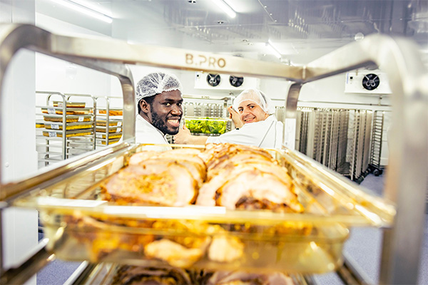 Blick ins Lager der Cook & Chill-Speisen im Kochhaus.