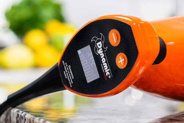 Dank der integrierten Temperatursonde wird die Temperatur der Zutaten in Echtzeit gemessen und auf dem Display angezeigt. So lassen sich empfindliche Zubereitungen präzise erwärmen.