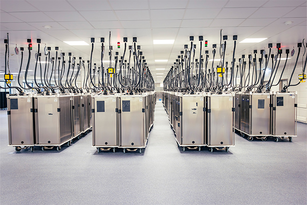 Auch die Speisenverteilwagen werden nachhaltig durch Kaltsole gekühlt.