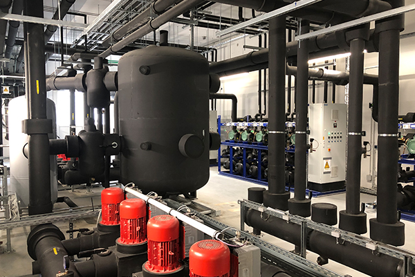 Blick in die Kältezentrale des Kochhaus, wo nachhaltig mit Kaltsole gekühlt wird.