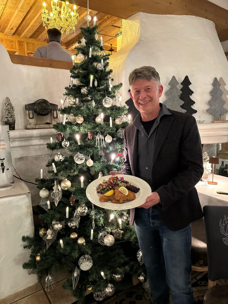 Stefan Kastner vom Waldgasthof Buchenhain bringt Nachbar Harry Kane für jedes Tor ein kostenloses Schnitzel vorbei