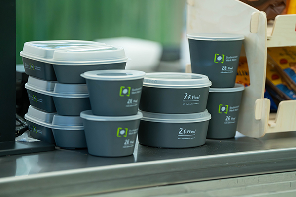 Mehrwegschalen statt Teller sollen Geschirrschwund reduzieren