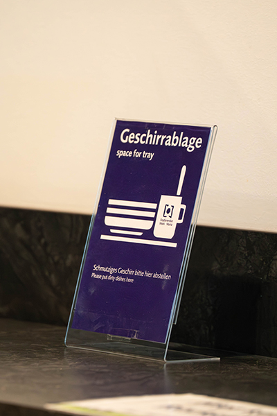 Schild zur Markierung des Rückgabeorts damit weniger Geschirr gestohlen wird