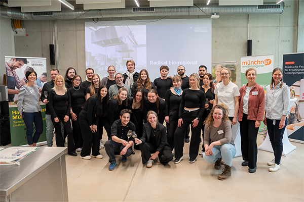 Teilnehmer, Jury und Veranstalter des Wettbewerbs Radikal bio-regional der Biostadt München