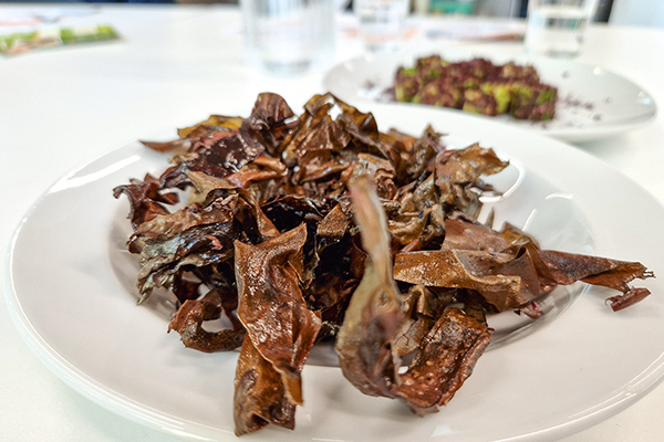 Frittierte Dulse als Speckersatz