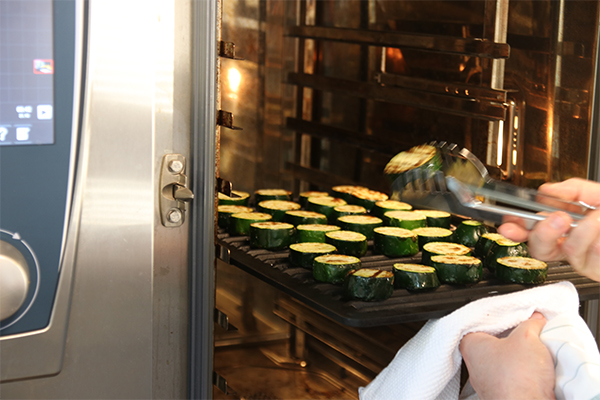 Mithilfe von speziellen Blechen lassen sich auch beim Grillen im Kombidämpfer Grillstreifen erzeugen.