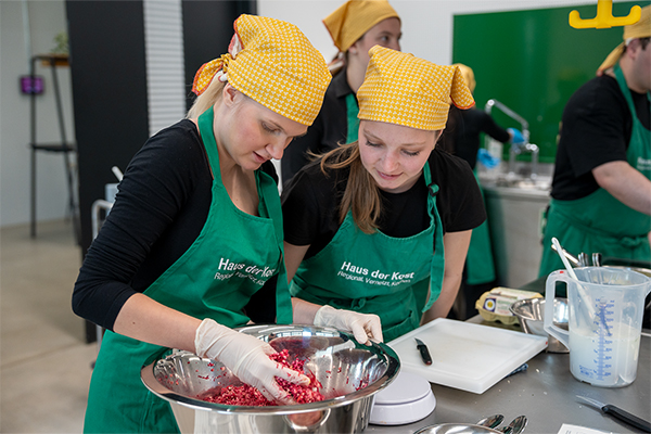 Fleißige Gruppenarbeit im Haus der Kost, dem Veranstaltungsort von Radikal Bio-regional