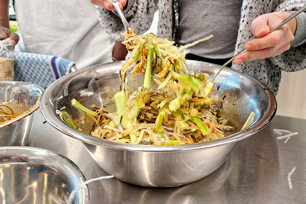 Sunomono – Salat aus Agar-Agar, Rettich, Gurke und Meeresspaghetti.