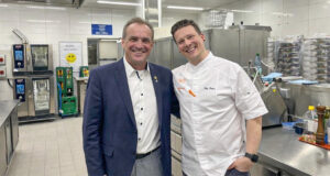 Bernd Blümlein gibt die Gastronomieleitung von Hoffmann Nürnberg ab an Jörg Peters